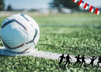 balón de fútbol Puma en campo