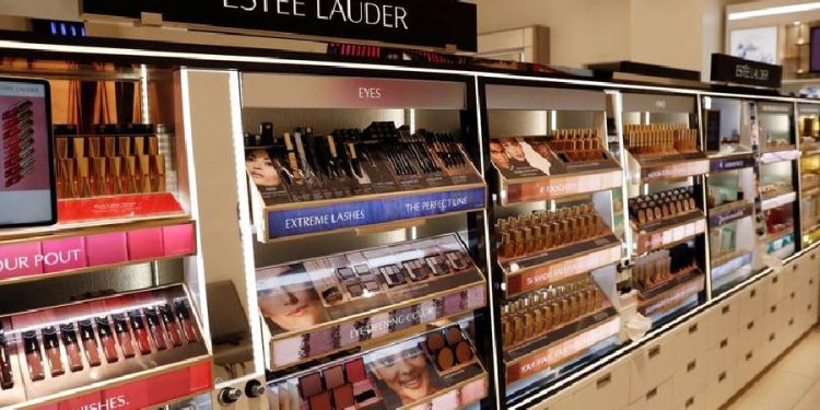 Director de Estee Lauder invierte 10 millones de dólares en la compañía