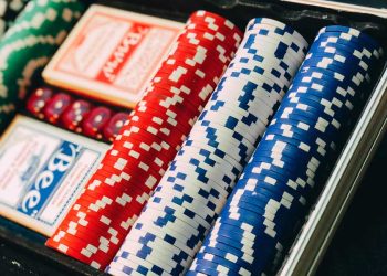 fichas y cartas de póquer