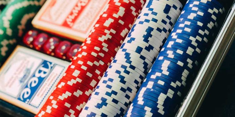fichas y cartas de póquer