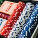 fichas y cartas de póquer