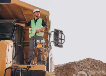 hombre sobre camión de carga sector minero