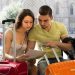 cyber wow hombre y mujer organizando viaje turismo con maletas turistas