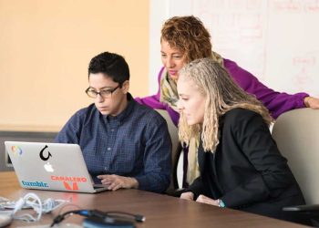 hombre y mujeres en trabajo con portatil en empresas peruanas