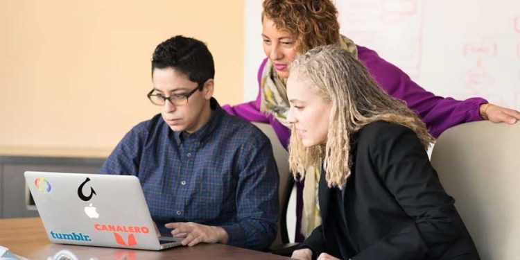 hombre y mujeres en trabajo con portatil en empresas peruanas