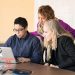 hombre y mujeres en trabajo con portatil en empresas peruanas