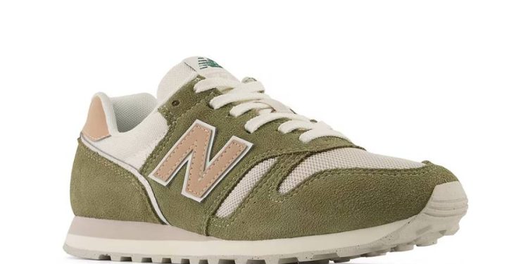 New Balance desploma el precio de las zapatillas kaki más elegantes y cómodas