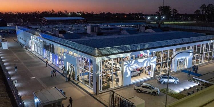 Volkswagen inaugura la concesionaria más grande de Argentina de la mano de Reutemann