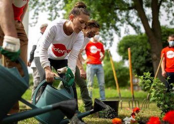Colaboradores de Edenred sembrando y regando plantas