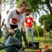 Colaboradores de Edenred sembrando y regando plantas