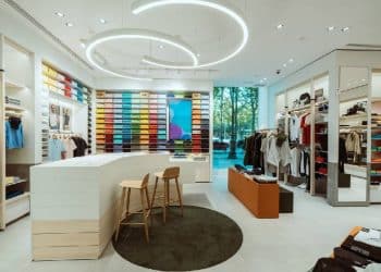 Lacoste Acelera su Expansión en España con Nueva Tienda en Barcelona