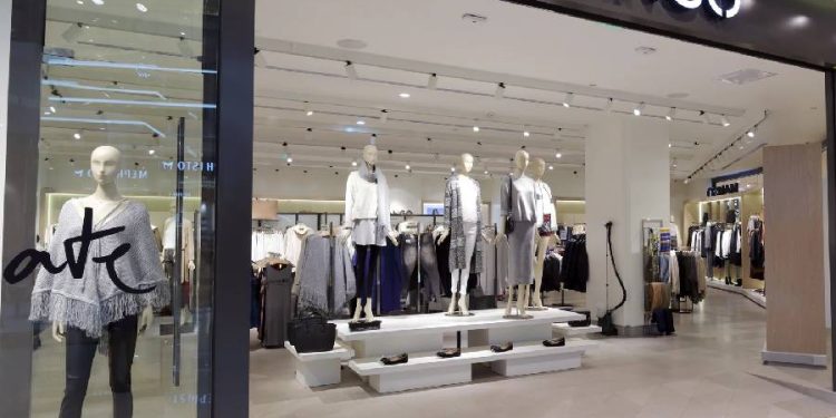 Mango consolida su liderazgo con una nueva tienda insignia en Barcelona.