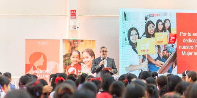 Yanbal gradúa a 300 jóvenes mujeres en su programa Mujer es Poder