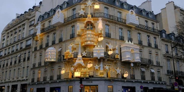 La magia navideña llega a la boutique de Dior en París