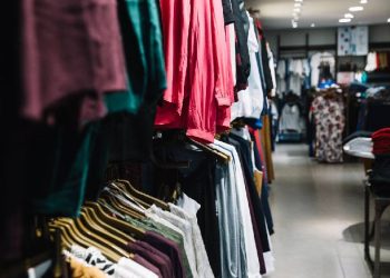 Un tiktoker latino reveló dónde comprar ropa de marcas de lujo a precios bajos en Estados Unidos