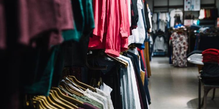 Un tiktoker latino reveló dónde comprar ropa de marcas de lujo a precios bajos en Estados Unidos