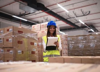 mujer control de asistencia colaboradores almacen