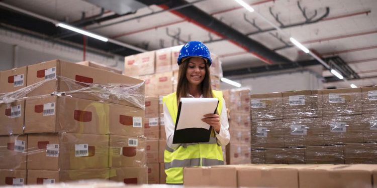 mujer control de asistencia colaboradores almacen