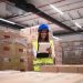 mujer control de asistencia colaboradores almacen