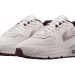 Las Nike Air Max 90 “Phantom” son las únicas zapatillas blancas que te pondrás hasta con traje en 2025