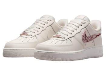 Estas Nike Air Force 1 blancas serán la joya de tu colección gracias a su espectacular Swoosh