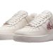 Estas Nike Air Force 1 blancas serán la joya de tu colección gracias a su espectacular Swoosh