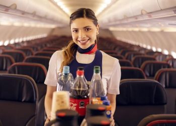 Aeromoza en avión Grupo Latam