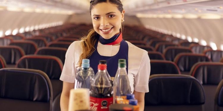 Aeromoza en avión Grupo Latam