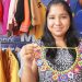 Joven vendiendo en ferias organizadas por el Ministerio de la Mujer y Poblaciones Vulnerables