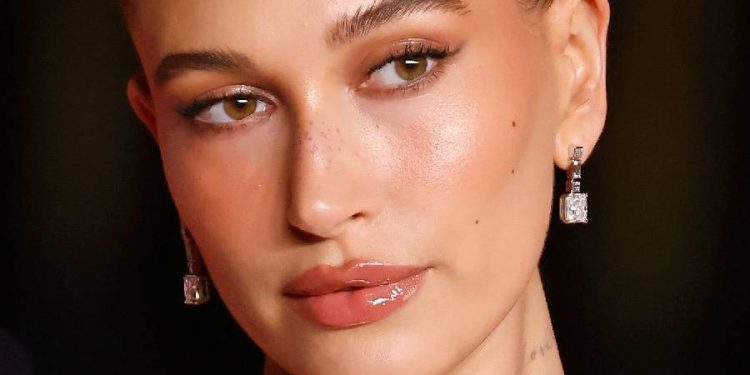 Labios Rom-Com: La tendencia de maquillaje más romántica de 2025