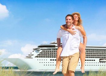 Pareja disfrutando un crucero