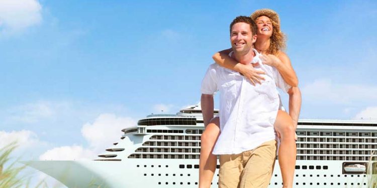 Pareja disfrutando un crucero