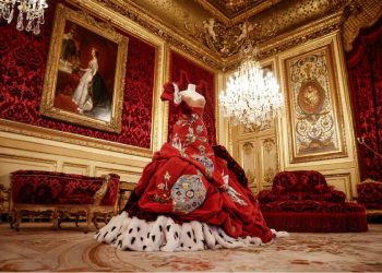 La primera exposición de moda en el louvre se viste de balenciaga chanel dior y compañía