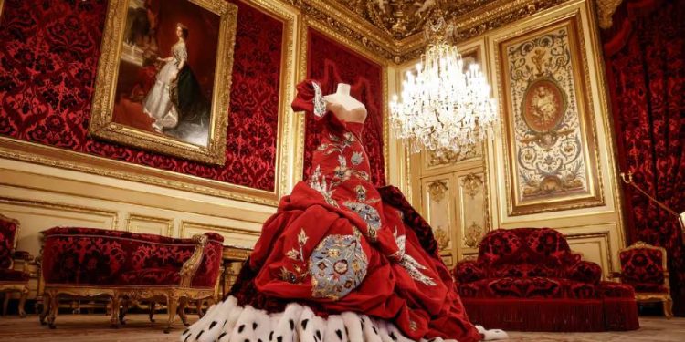 La primera exposición de moda en el louvre se viste de balenciaga chanel dior y compañía