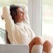 mujer feliz Airbnb
