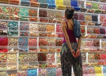 mujer viendo caramelos surtidos retail