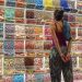 mujer viendo caramelos surtidos retail