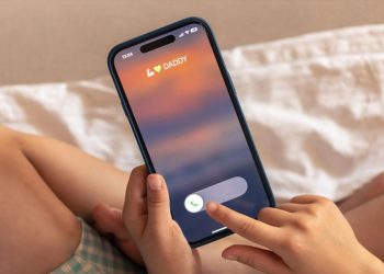 niño con smartphone en mano haciendo llamada tecnología