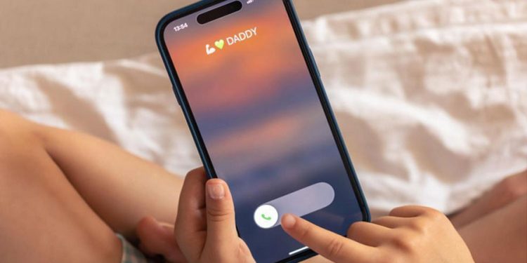 niño con smartphone en mano haciendo llamada tecnología