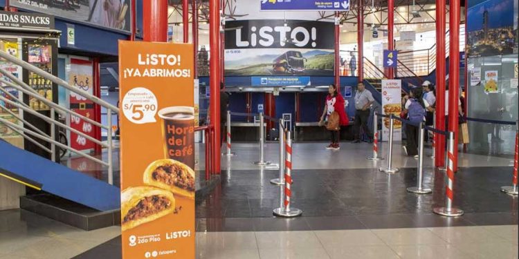 tienda LiSTO! en el terminal de Cruz del Sur en Lima