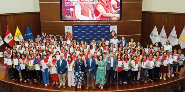 Arca Continental en Perú y Centrum PUCP capacitan de manera gratuita a más de 200 emprendedoras de Lima y Trujillo
