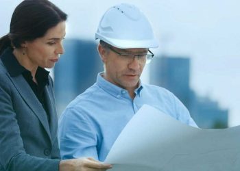 Gestión de mantenimiento hombre ingeniero y mujer obras