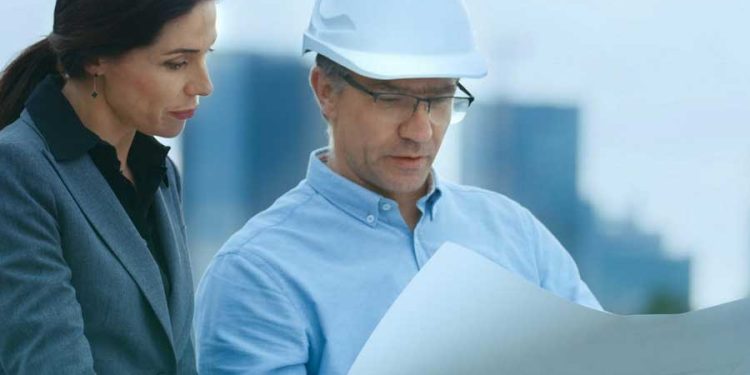 Gestión de mantenimiento hombre ingeniero y mujer obras