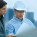 Gestión de mantenimiento hombre ingeniero y mujer obras