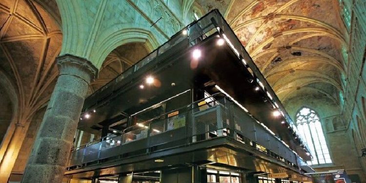 La belleza del retail: Reflexiones sobre la librería Selexyz Dominicanen