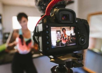 Marketing de influencers mujer grabando video para redes sociales