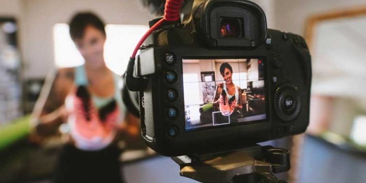 Marketing de influencers mujer grabando video para redes sociales