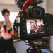 Marketing de influencers mujer grabando video para redes sociales