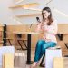 Mujer con tarjeta de crédito usando teléfono inteligente en café