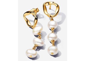 Pandora deslumbra con sus nuevos pendientes largos en oro: ¡Un giro inesperado!